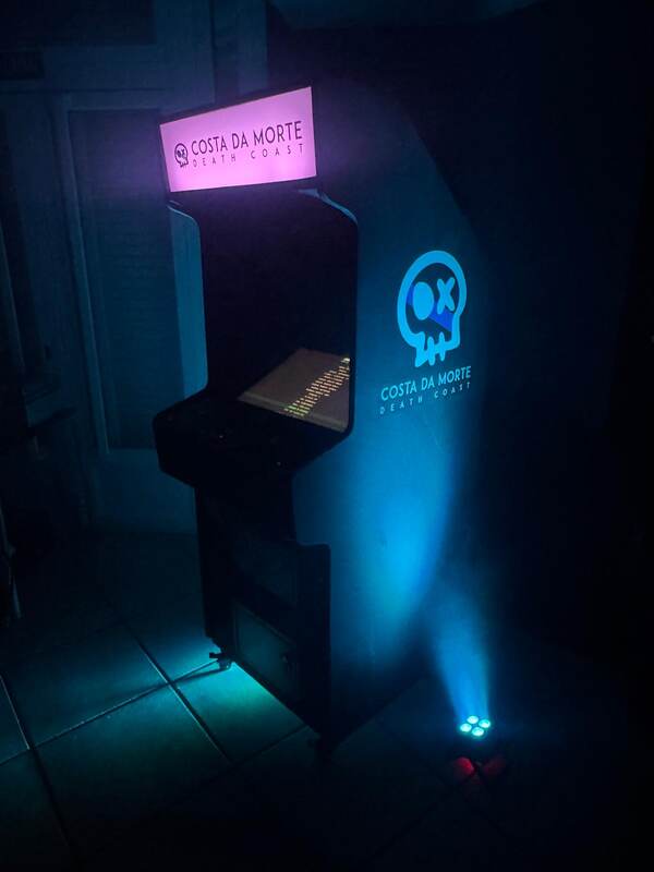 Arcade con luz azul