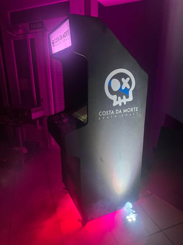 Arcade con luz rosa